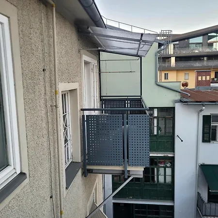 Spacious Urban Flat L Keybox *