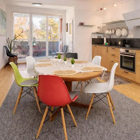 Grosses Urbanes Design-apartment Mit 2 Balkonen