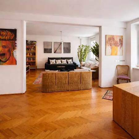 شقة Urbanes Design-apartment Fuer Grosse Gruppen Mit 2 Balkonen غراتس