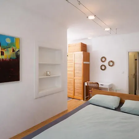 Urbanes Design-apartment Fuer Grosse Gruppen Mit 2 Balkonen Graz