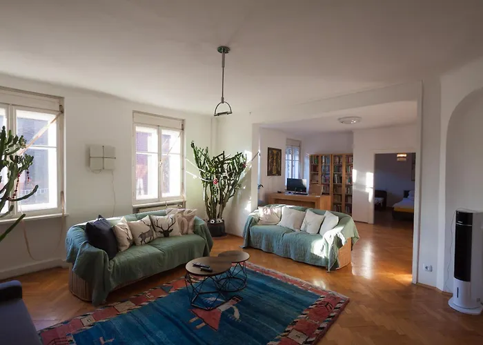 Urbanes Design-Apartment für große Gruppen mit 2 Balkonen Apartment